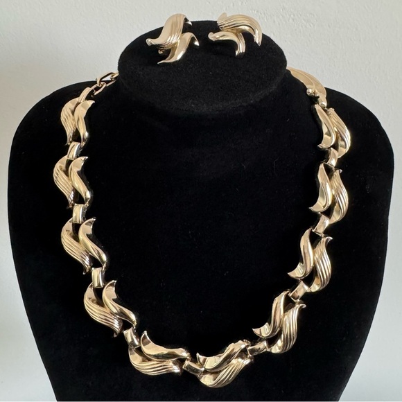 1950s Signed Coro Set (Gold Tone Necklace + Clip on Earrings) Bib Choker Collar - Picture 3 of 13